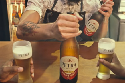 A marca quer mostrar que a Petra Origem  a cerveja puro malte que harmoniza perfeitamente com qualquer momento