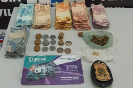 Com o suspeito foi encontrada ainda uma poro de maconha e uma pedra de crack