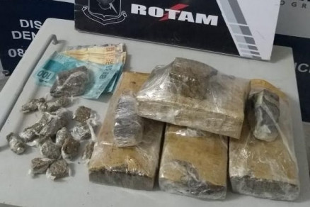Droga, carro e quantia em dinheiro foram apreendidos