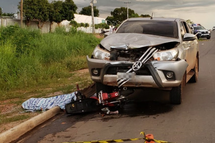Veculos ficaram destrudos aps a coliso na Rodovia Palmiro Paes de Barros