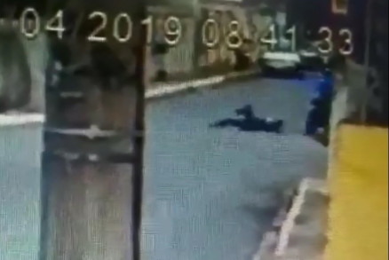 Vtima foi jogada no meio da rua depois que o homem puxou sua bolsa com fora