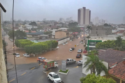 Avenida alagada no Jardim Cuiab, na manh desta quarta-feira