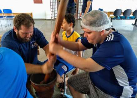 Sob superviso, alunos da EE Livre Aprender ajudam a preparar as atividades dos 300 anos da Capital