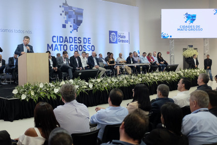 O governador Mauro Mendes, durante encontro com prefeitos 