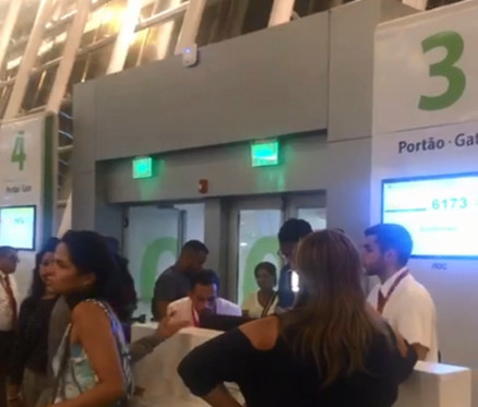 Passageiros buscando informao sobre voo da Avianca