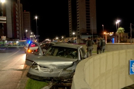 Carro colidiu na mureta da trincheira do Bairro Santa Rosa