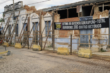 Faixa instalada na frente de um dos casares do Centro Histrico de Cuiab