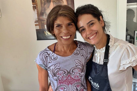 Dona Maria ( esquerda) foi uma das escolhidas por Jenyffer ( direita) para passar por transformao