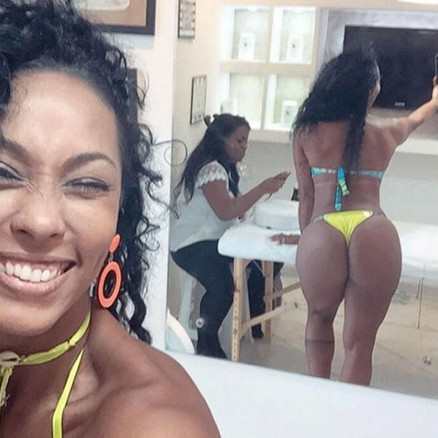 Rosiane Pinheiro uma selfie mostrando o glteo na frente do espelho