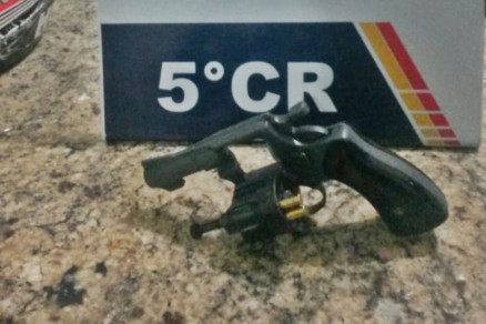 PM recebeu uma denncia informando sobre o suspeito que estava prxima uma blitz 