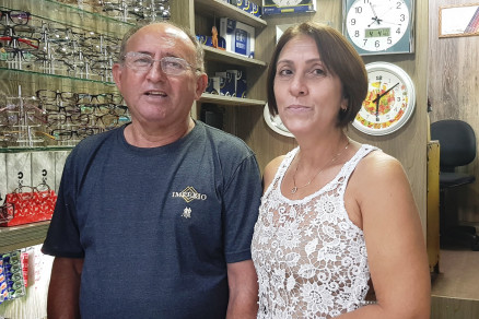  Ao lado do marido h 35 anos, Antnia conta que fez da arte dos ponteiros tambm a sua paixo