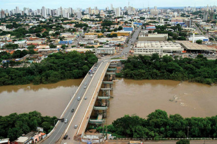 Vista area da ponte sobre o Rio Cuiab: perda de vegetao contribui para formao de 