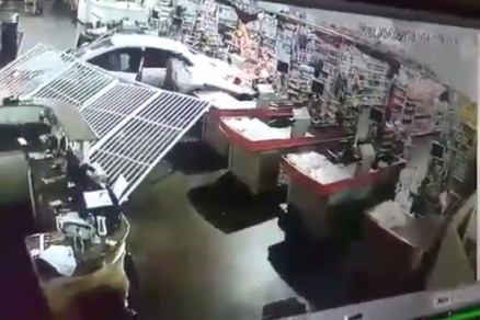 Bandidos invadiram com carro supermercado no Municpio de Sorriso