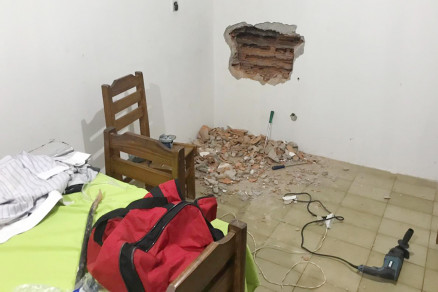 Eles j haviam feito um buraco na parede no momento em que foram presos