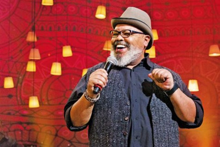 O sambista Jorge Arago se apresenta nesta sexta-feira (12)