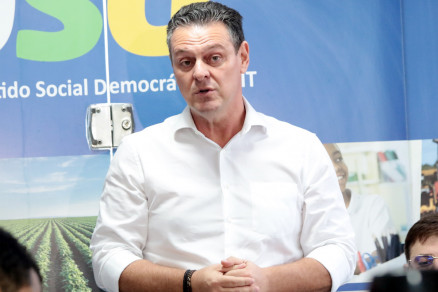 O senador interino Carlos Fvaro, que teria feito disparos em massa por meio do WhatsApp