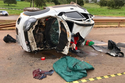 O acidente com o Fiat Uno aconteceu na manh desta quinta-feira