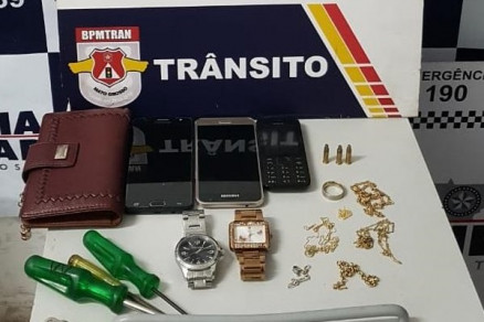 Material apreendido foi encontrado dentro de veculo usado no assalto