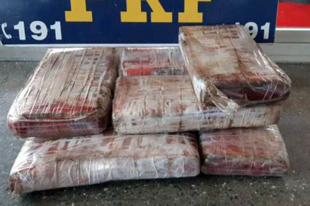 Droga foi encontrada pela PRF escondida dentro do carro do suspeito