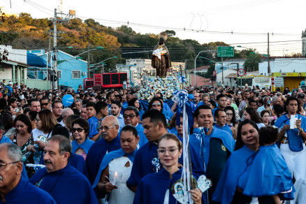 Uma das fotos que integra a exposio mostra a procisso durante a Festa de So Benedito de 2018