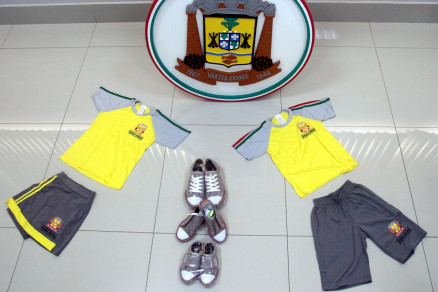 Conjunto de uniformes vem acompanhado de tnis