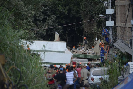 Bombeiros j encontraram nove mortos no desabamento de dois prdios na comunidade da Muzema, na zona oeste do Rio de Janeiro