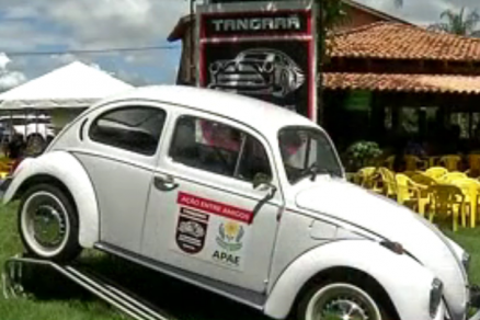 Fusca  rifada em apoio  Apae de Tangar da Serra