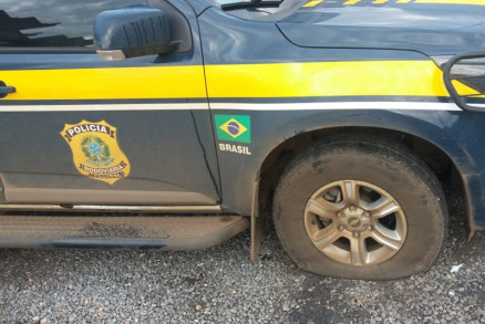 Um dos disparos atingiu o pneu da viatura da Polcia Rodoviria Federal