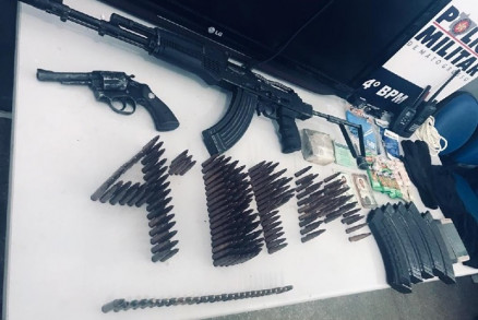 O arsenal apreendido por policiais militares nesta quinta