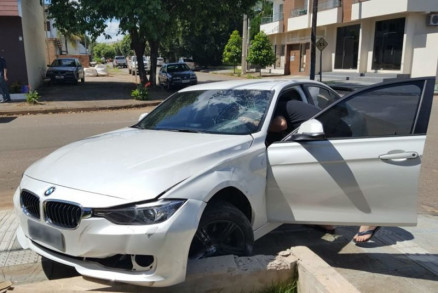 Veculo invadiu a calada e bateu em uma mureta