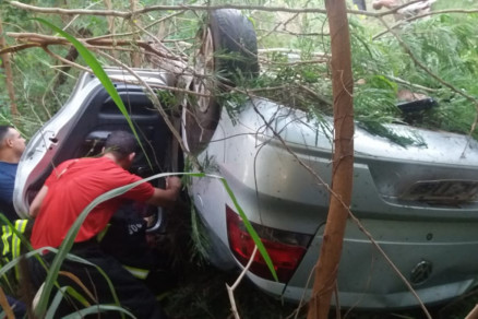 Socorristas tentam resgatar as vtimas do acidente