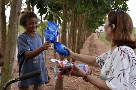  Os catadores do Lixo de Vrzea Grande tambm receberam os chocolate