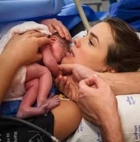 A cantora Thaeme, que deu  luz a sua primeira filha 