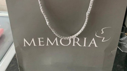 Britnica se surpreendeu ao encontrar uma bolsa ao sair para jogar lixo fora