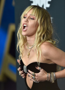 A atriz Miley Cyrus durante a chegada dela ao red carpet do evento de lanamento de Vingadores: Ultimato