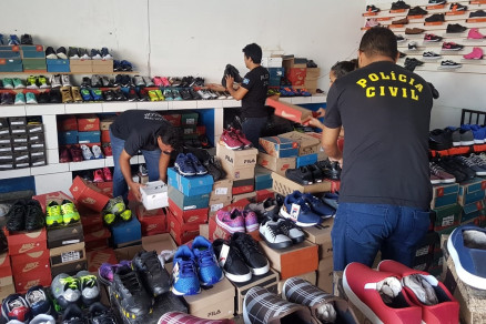 Policiais e fiscais averiguam a procedncia dos tnis em loja de Cuiab