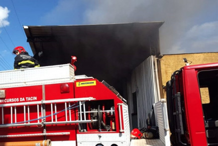 Bombeiros tiveram dificuldade para combater o fogo no estabelecimento