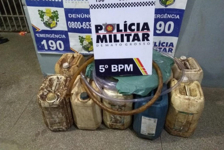 Tambores com combustvel e uma mangueira foram apreendidos