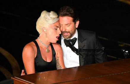 Lady Gaga e Bradley Cooper durante performance de 'Shallow' no Oscar
