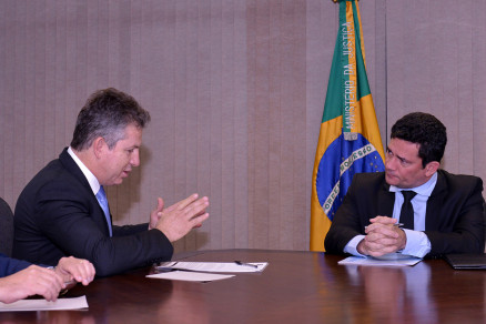 O governador Mauro Mendes em reunio com o ministro Srgio Moro