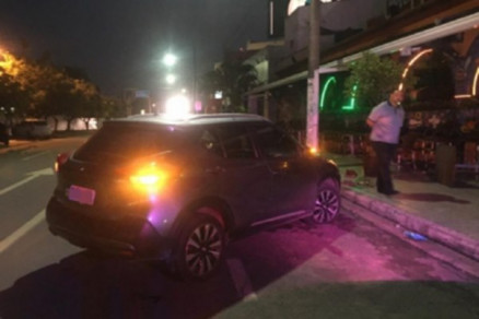 Suspeita perdeu o controle do veculo durante a fuga e invadiu o Restaurante Choppo