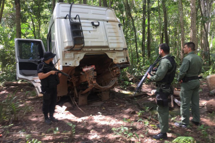 as equipes encontraram vrias peas de veculos,alm de dois semirreboques com queixa de roubo e furto
