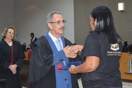 O presidente do Tribunal de Justia de Mato Grosso, Carlos Alberto Alves da Rocha, cumprimenta uma das homenageadas