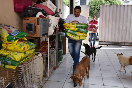 Cerca de 140 quilos de rao para ces e gatos foram doados  OPA