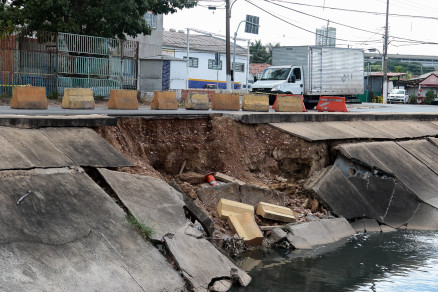 Pista precisou ser parcialmente interditada aps desmoronamento