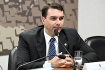 D�lar tem alta ap�s Bolsonaro confirmar apoio a Fl�vio em 2026