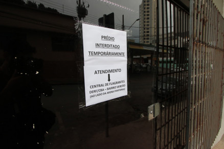 Cartaz colocado na porta da Delegacia comunica a interdio do imvel
