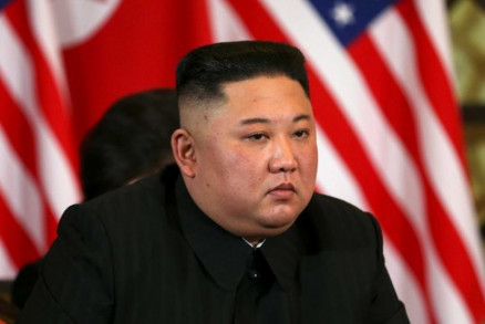 Lder norte-coreano Kim Jong-un participa de cerimnia de colocao de coroa de flores em um memorial em Vladivostok
