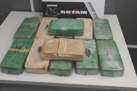 Droga estava dentro de caixa trmica em terreno baldio