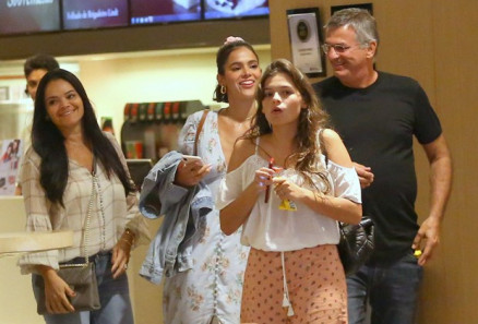Juntos, os quatro encararam uma sesso de cinema e escolheram assistir ao filme Vingadores